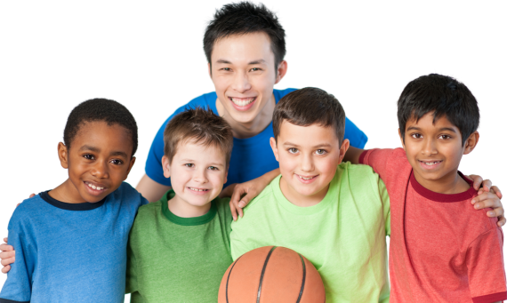 Un animateur et des enfants en stages