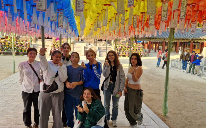 Gyeongju en Corée du Sud, groupe de jeunes en vacances sous lampions colorés